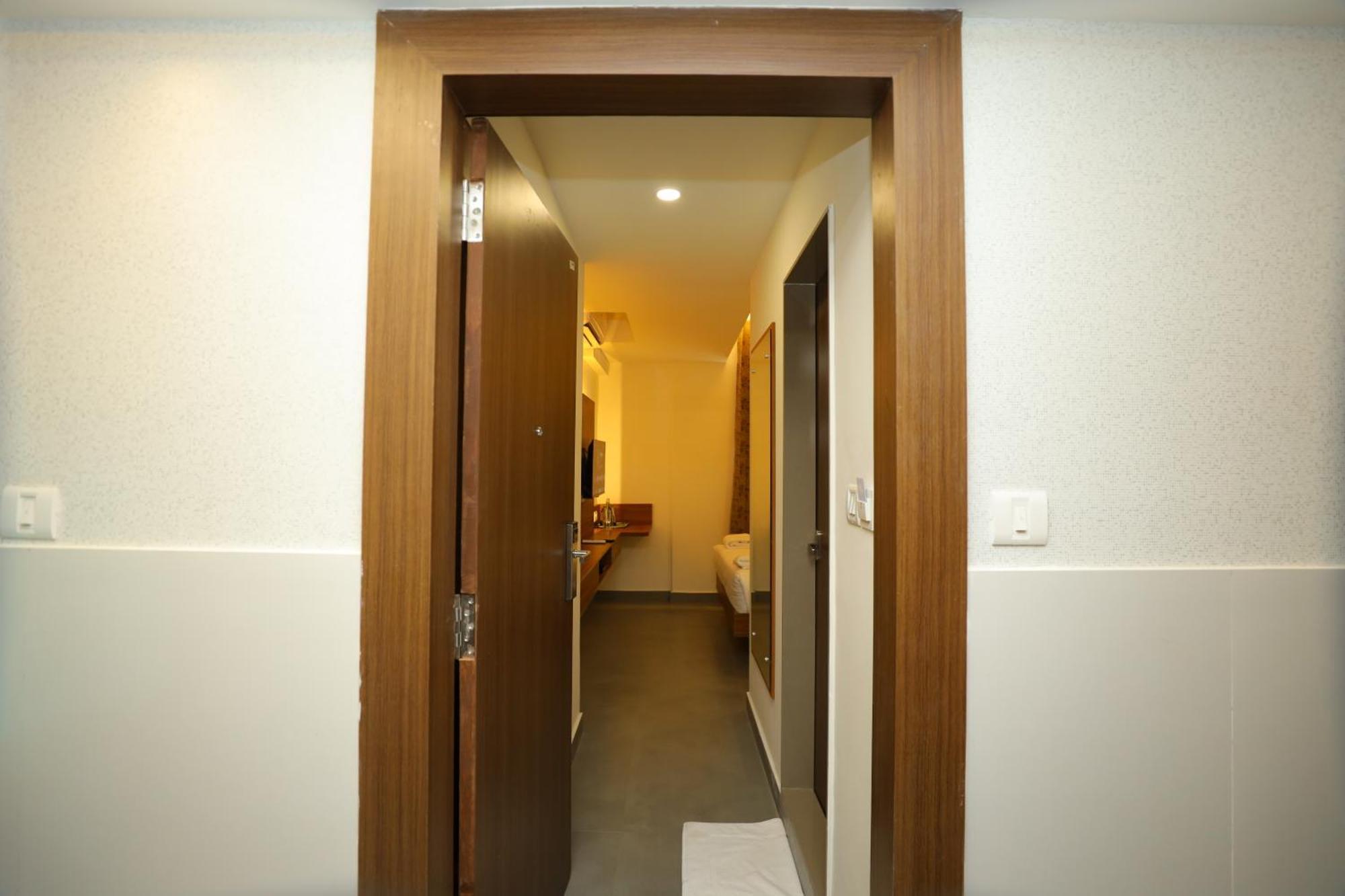 Silverkey Hotel Yelahanka บังกาลอร์ ภายนอก รูปภาพ